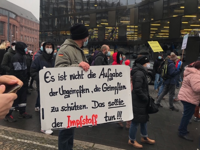 Freiburg i. Br. weit mehr als 2500 Teilnehmer auf Anti-Corona Demo
